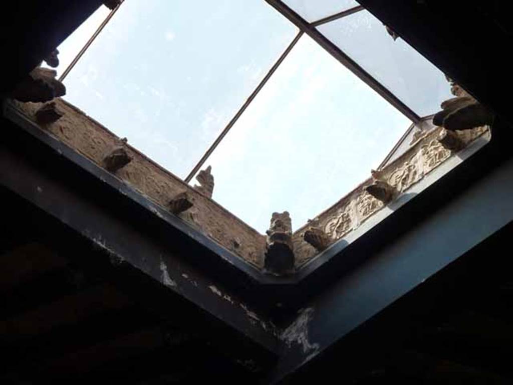 III.11 Herculaneum. May 2010. Room 6, detail of water-spouts in compluvium.